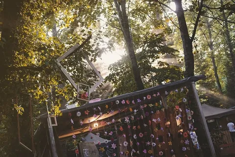 白色，红色，插花，五彩，流苏，窗帘，外面，房子