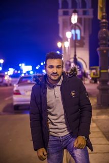 黑色派克大衣的男人