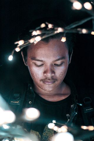 穿着黑色背包的男人