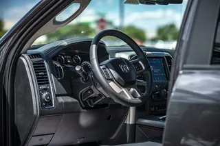 黑色汽车方向盘