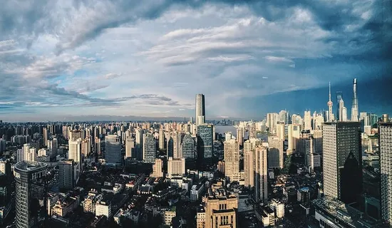 多云天空下的白色和灰色城市建筑 多云天空下的白色和灰色城市建筑