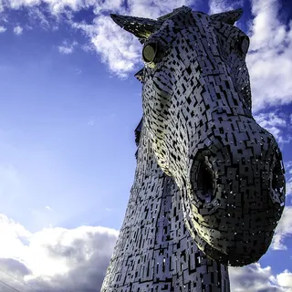 白色和蓝色多云天空下机械马脸的微距摄影