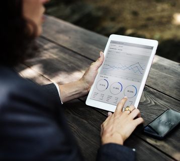 穿着黑色长袖衬衫的女士使用白色平板电脑特写摄影