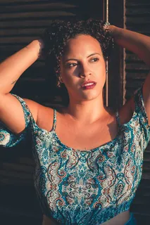 穿短上衣的女人 穿短上衣的女人