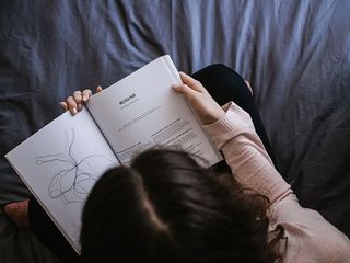 女性阅读书籍、室内、纸张、人、家具、高角度视图、文本、人手