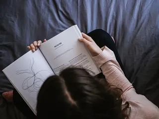 女性阅读书籍、室内、纸张、人、家具、高角度视图、文本、人手