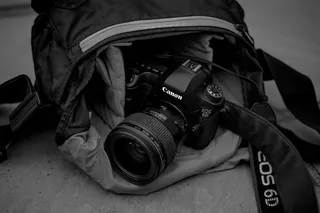 包上黑色佳能 EOS 6D 相机