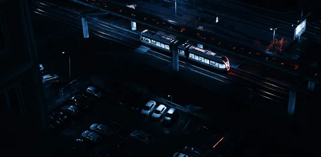 列车旁堆车鸟瞰图