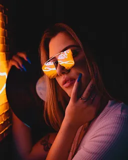 持有乙烯基唱片的女性 持有乙烯基唱片的女性