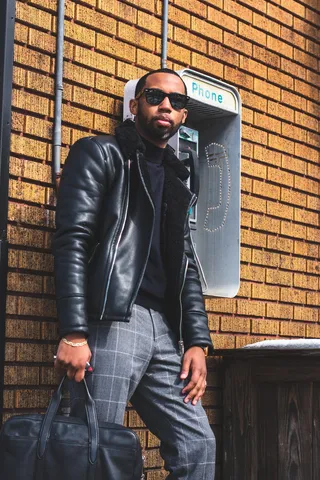 身穿黑色皮夹克的男子