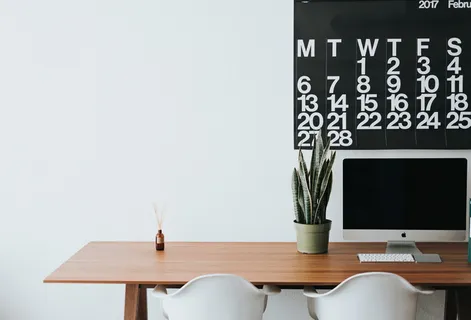 棕色木制书桌上的银色iMac 棕色木制书桌上的银色iMac