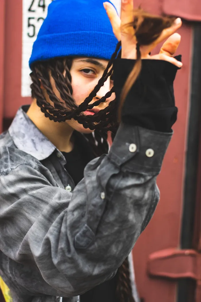 戴蓝色针织帽的人