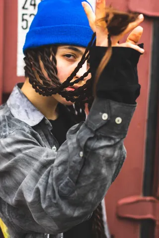 戴蓝色针织帽的人