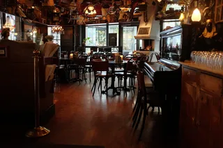 黑色直立钢琴、椅子、家具、餐厅、酒吧、咖啡厅、酒吧柜台、人