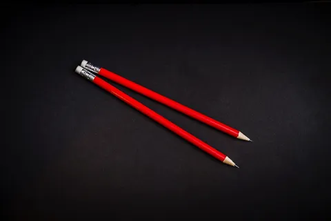 红色、铅笔、书写、艺术、绘画、橡皮擦、摄影棚快照、黑色背景 红色、铅笔、书写、艺术、绘画、橡皮擦、摄影棚快照、黑色背景