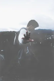 人,站着,背着,背包,白天,男人,黑,白 人,站着,背着,背包,白天,男人,黑,白