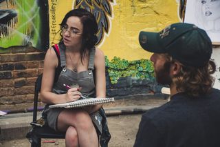 坐在黑色椅子上的女人