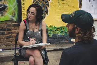 坐在黑色椅子上的女人