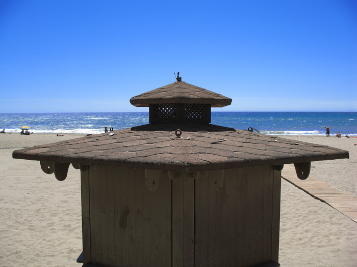 亭、海滩、天空、埃斯特波纳、海、水、晴朗的天空、水面上的地平线