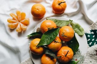 带叶柑桔的静物画