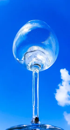 玻璃，夏天，饮料，冰块，水，细水雾，一杯空的水，新鲜