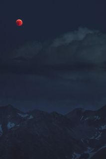 多云满月下的山