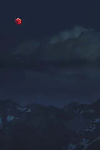 多云满月下的山