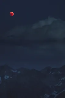 多云满月下的山 多云满月下的山