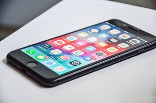 白色表面的黑色iPhone 7