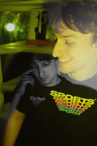 站在镜子前的男人