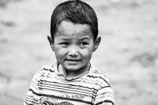 印度，leh，偏远地区的人，拉达克男孩，穷人，孩子，孩子，孩子