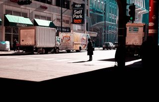 站在人行道上的人员