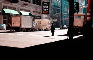 站在人行道上的人员