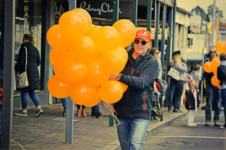 游行，庆典，气球，气球，建筑，男人，偶然的人，真人