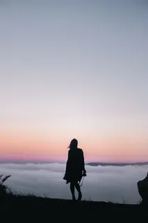 日落时分在云层上徒步旅行 日落时分在云层上徒步旅行