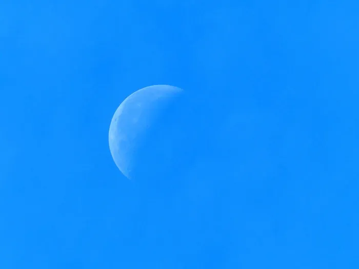 蓝月亮、半月、天空、蓝色、云、自然、背景、月亮