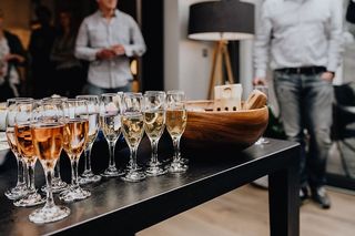 白葡萄酒和香槟酒杯