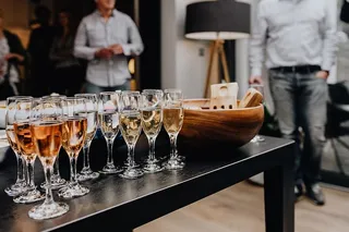 白葡萄酒和香槟酒杯