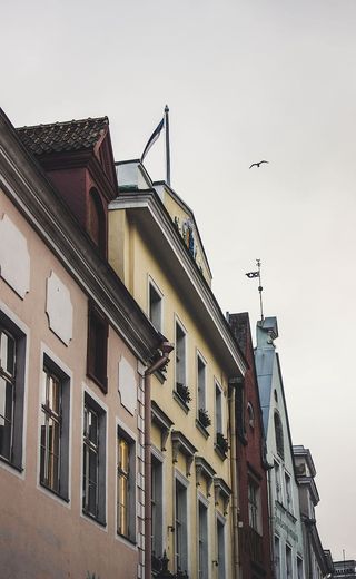 粉刷、黄色和红色的建筑