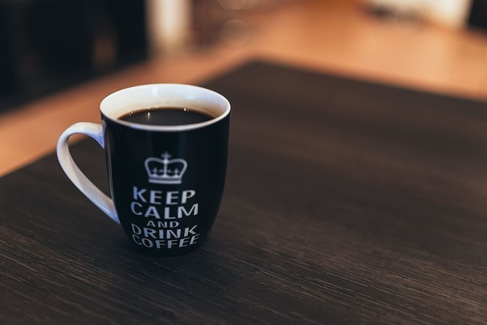 桌子上的黑白咖啡杯