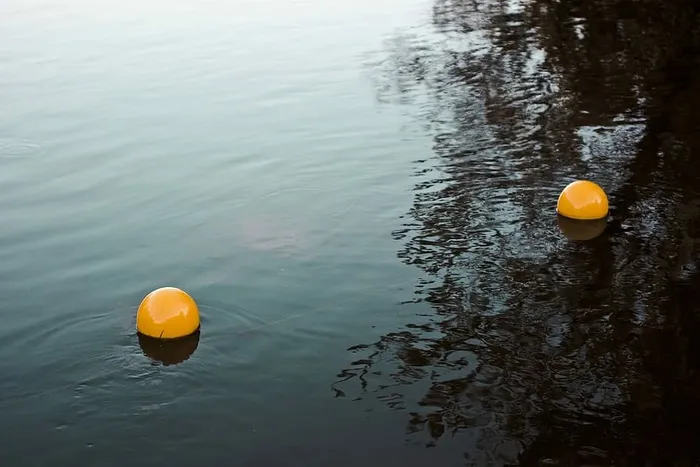 水体上有两个橙色的球