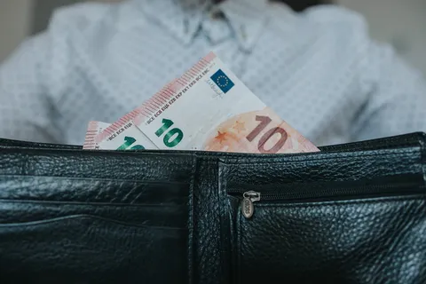 黑皮钱包钞票特写Phoot