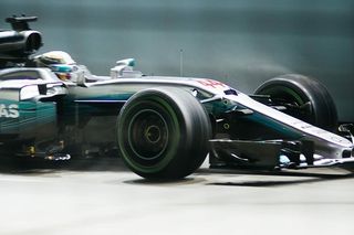 白天的白色和绿色拖拉车