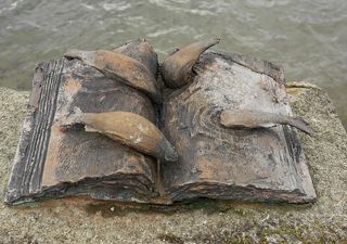 雕塑、书籍、鱼、青铜雕塑、自然、无人、高角度、特写