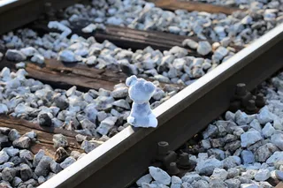 阻止孩子自杀，泰迪熊还在等待，等待失去的朋友，铁路，回忆那些过早离开我们的孩子，学校压力，考试压力