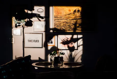 房间里的空桌子，熄灯