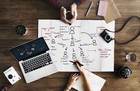 拿着笔在纸上画画的人