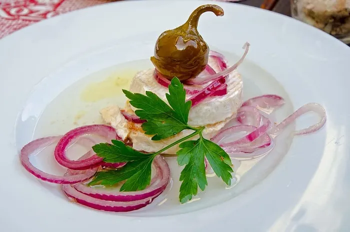 开胃菜，食用，奶酪，插入式，卡门贝尔，洋葱，洋葱圈，意大利香肠