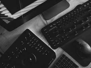 电子产品，键盘，硬件，计算机键盘，计算机，计算机硬件，办公桌，照明室