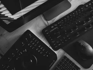 电子产品，键盘，硬件，计算机键盘，计算机，计算机硬件，办公桌，照明室